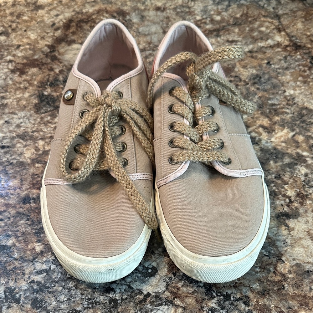 Tao's Super Soul Ecru Rosette US size 8.5